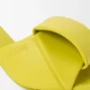 Sandały typu slide z motywem origami z jagnięcej skóry Sandały typu slide z motywem origami z jagnięcej skóry