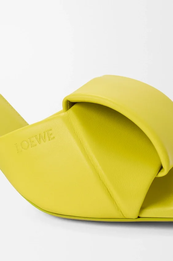 Sandały typu slide z motywem origami z jagnięcej skóry Sandały typu slide z motywem origami z jagnięcej skóry