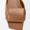 Sandały typu slide z motywem origami z jagnięcej skóry Sandały typu slide z motywem origami z jagnięcej skóry