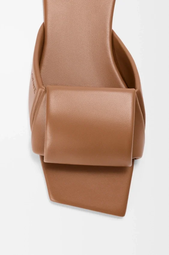 Sandały typu slide z motywem origami z jagnięcej skóry Sandały typu slide z motywem origami z jagnięcej skóry
