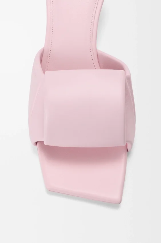 Sandały typu slide z motywem origami z jagnięcej skóry Sandały typu slide z motywem origami z jagnięcej skóry