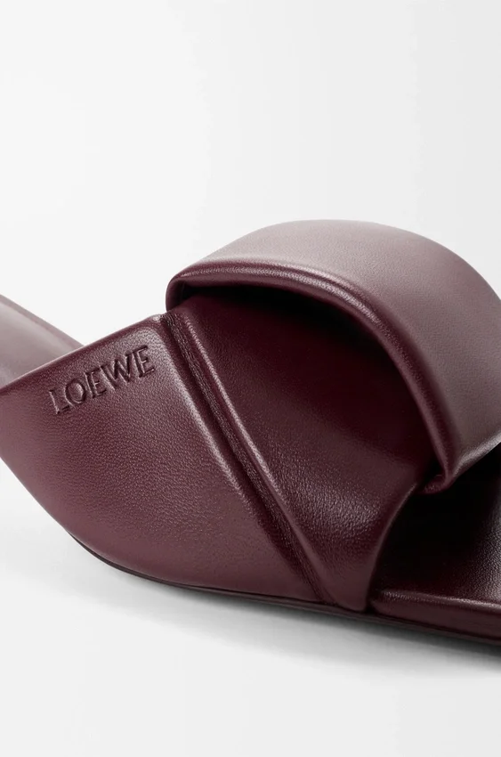 Sandały typu slide z motywem origami z jagnięcej skóry Sandały typu slide z motywem origami z jagnięcej skóry