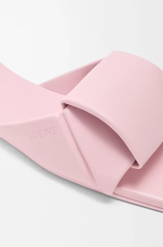 Sandały typu slide z motywem origami z jagnięcej skóry Sandały typu slide z motywem origami z jagnięcej skóry