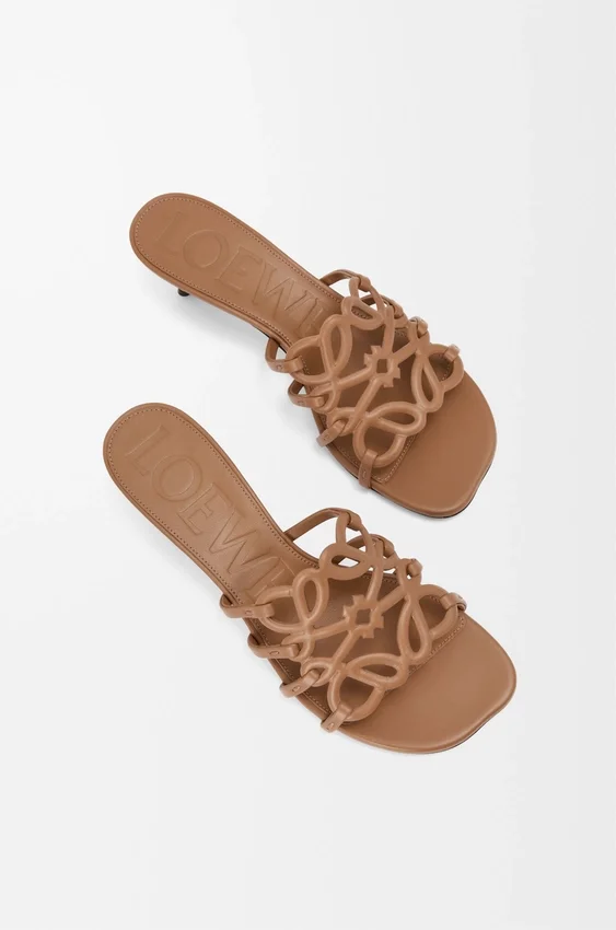 Sandały typu slide z motywem „Petal Anagram” z miękkiej skóry cielęcej Sandały typu slide z motywem „Petal Anagram” z miękkiej skóry cielęcej