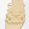 Sandały typu slide z motywem „Petal Anagram” z zamszu ozdobionego kryształkami Sandały typu slide z motywem „Petal Anagram” z zamszu ozdobionego kryształkami