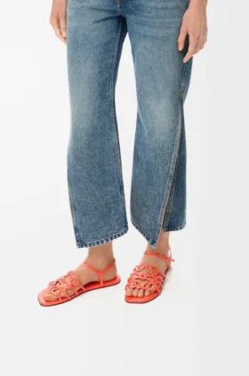 Sandały z anagramem w kształcie płatków z cielęcej skóry Sandały z anagramem w kształcie płatków z cielęcej skóry