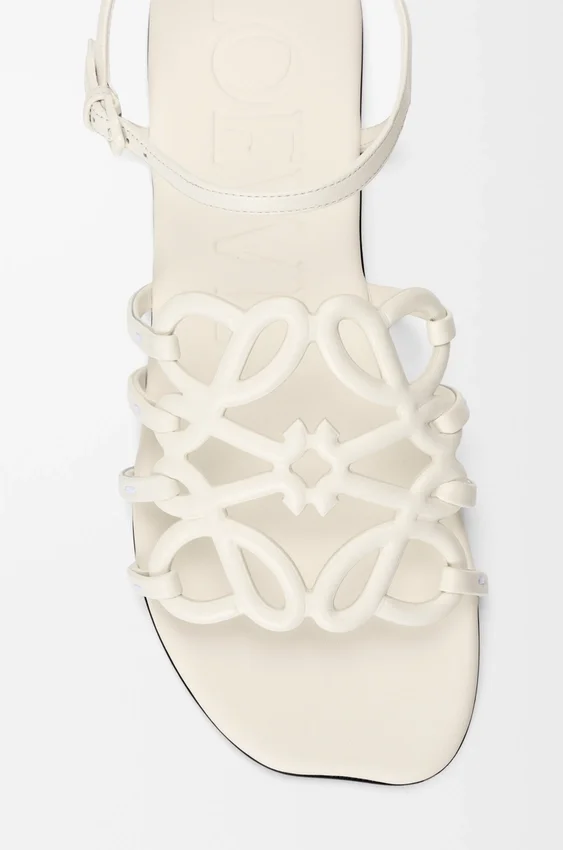 Sandały z anagramem w kształcie płatków z cielęcej skóry Sandały z anagramem w kształcie płatków z cielęcej skóry