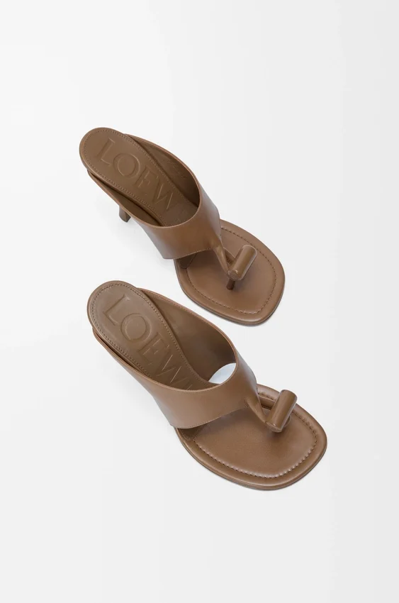 Sandały z zapięciem typu „toggle” z błyszczącej, gładkiej skóry cielęcej Sandały z zapięciem typu „toggle” z błyszczącej, gładkiej skóry cielęcej