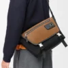 Torba Flex Messenger w rozmiarze średnim z płótna i zamszu Torba Flex Messenger w rozmiarze średnim z płótna i zamszu