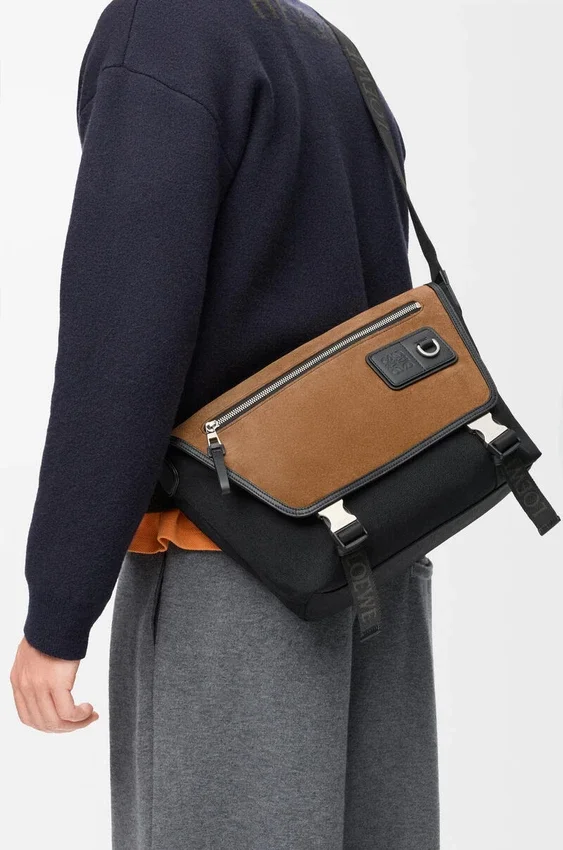 Torba Flex Messenger w rozmiarze średnim z płótna i zamszu Torba Flex Messenger w rozmiarze średnim z płótna i zamszu