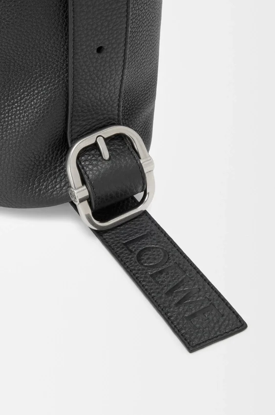 Torba Loop Bucket z miękkiej, ziarnistej skóry cielęcej Torba Loop Bucket z miękkiej, ziarnistej skóry cielęcej