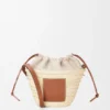 Torba typu bucket ze sznurkiem, wykonana z liści palmowych i skóry cielęcej Torba typu bucket ze sznurkiem, wykonana z liści palmowych i skóry cielęcej