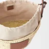 Torba typu bucket ze sznurkiem, wykonana z liści palmowych i skóry cielęcej Torba typu bucket ze sznurkiem, wykonana z liści palmowych i skóry cielęcej