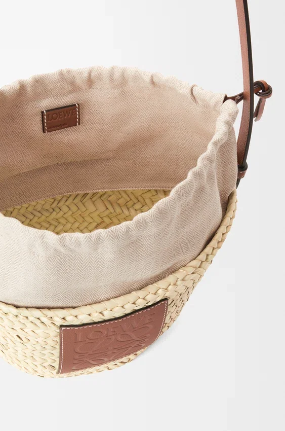 Torba typu bucket ze sznurkiem, wykonana z liści palmowych i skóry cielęcej Torba typu bucket ze sznurkiem, wykonana z liści palmowych i skóry cielęcej