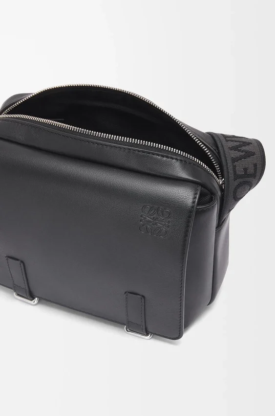 Torba typu military messenger XS z miękkiej, gładkiej skóry cielęcej i żakardu Torba typu military messenger XS z miękkiej, gładkiej skóry cielęcej i żakardu