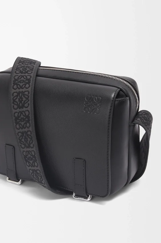 Torba typu military messenger XS z miękkiej, gładkiej skóry cielęcej i żakardu Torba typu military messenger XS z miękkiej, gładkiej skóry cielęcej i żakardu