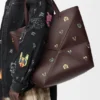 Torba typu „Puzzle Fold” XL z motywem kotów, wykonana ze skóry cielęcej typu nappa Torba typu „Puzzle Fold” XL z motywem kotów, wykonana ze skóry cielęcej typu nappa