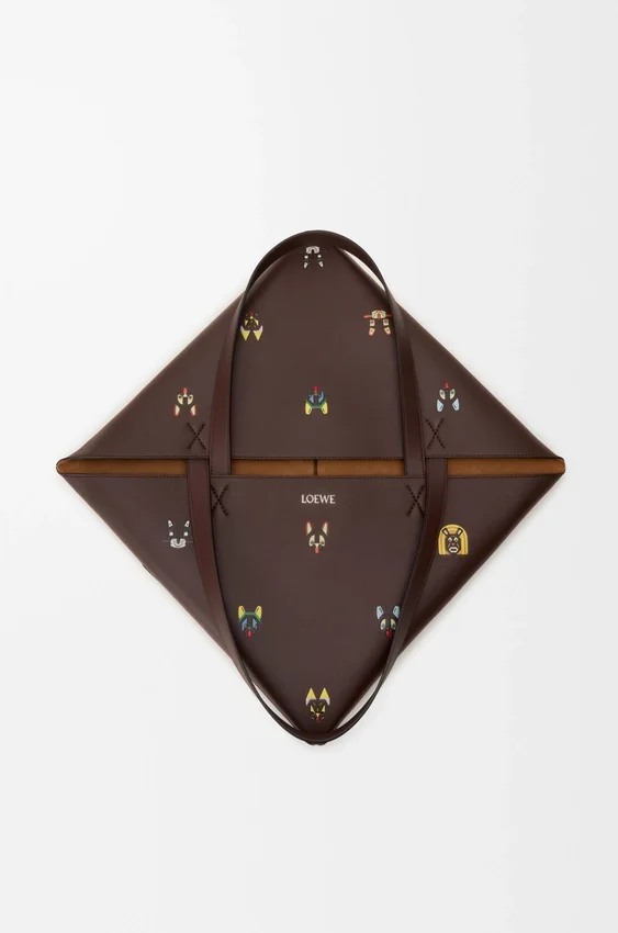 Torba typu „Puzzle Fold” XL z motywem kotów, wykonana ze skóry cielęcej typu nappa Torba typu „Puzzle Fold” XL z motywem kotów, wykonana ze skóry cielęcej typu nappa
