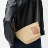 Torebka typu pochette z rozcięciem, wykonana z rafii i skóry cielęcej Torebka typu pochette z rozcięciem, wykonana z rafii i skóry cielęcej
