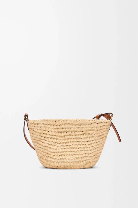 Torebka typu pochette z rozcięciem, wykonana z rafii i skóry cielęcej Torebka typu pochette z rozcięciem, wykonana z rafii i skóry cielęcej
