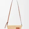 Torebka typu pochette z rozcięciem, wykonana z rafii i skóry cielęcej Torebka typu pochette z rozcięciem, wykonana z rafii i skóry cielęcej