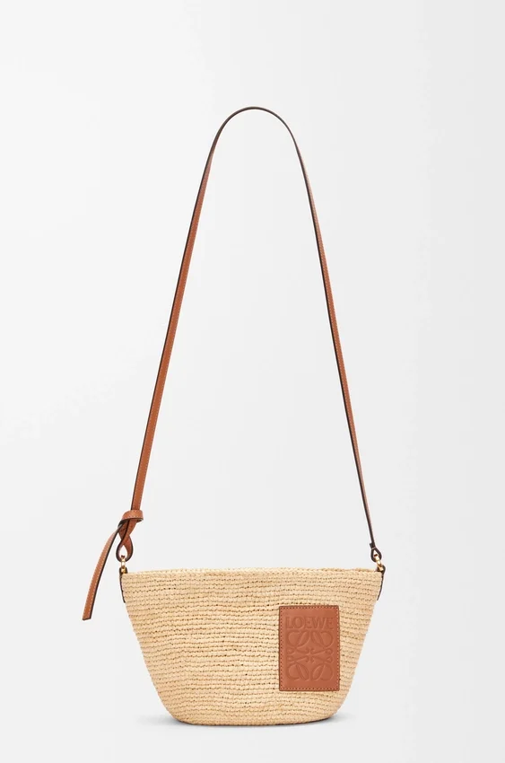Torebka typu pochette z rozcięciem, wykonana z rafii i skóry cielęcej Torebka typu pochette z rozcięciem, wykonana z rafii i skóry cielęcej
