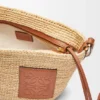 Torebka typu pochette z rozcięciem, wykonana z rafii i skóry cielęcej Torebka typu pochette z rozcięciem, wykonana z rafii i skóry cielęcej