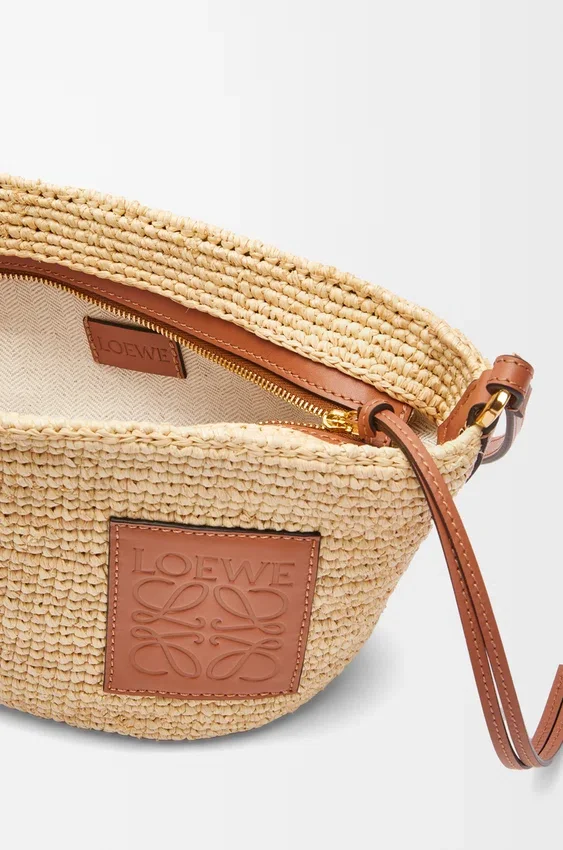 Torebka typu pochette z rozcięciem, wykonana z rafii i skóry cielęcej Torebka typu pochette z rozcięciem, wykonana z rafii i skóry cielęcej
