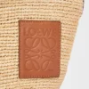 Torebka typu pochette z rozcięciem, wykonana z rafii i skóry cielęcej Torebka typu pochette z rozcięciem, wykonana z rafii i skóry cielęcej