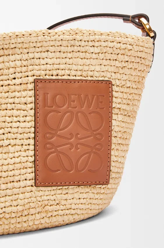 Torebka typu pochette z rozcięciem, wykonana z rafii i skóry cielęcej Torebka typu pochette z rozcięciem, wykonana z rafii i skóry cielęcej