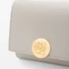Trójskładany portfel z motywem „Pebble” z błyszczącej skóry cielęcej typu nappa Trójskładany portfel z motywem „Pebble” z błyszczącej skóry cielęcej typu nappa