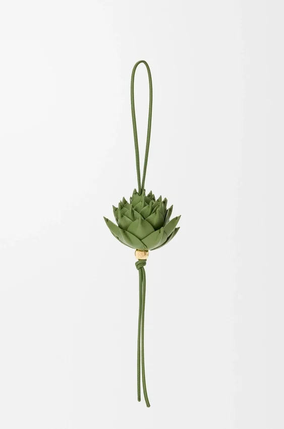 Wisiorek „Artichoke” z klasycznej skóry cielęcej Wisiorek „Artichoke” z klasycznej skóry cielęcej