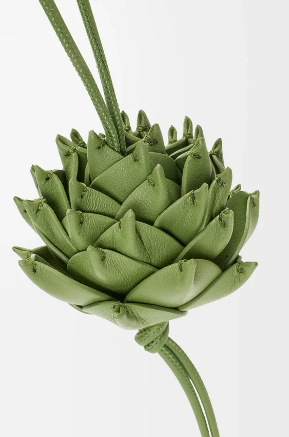 Wisiorek „Artichoke” z klasycznej skóry cielęcej Wisiorek „Artichoke” z klasycznej skóry cielęcej