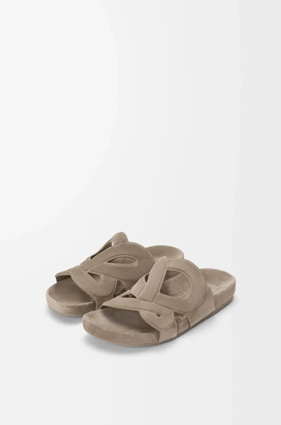 Zamszowe klapki Ease z monogramem Zamszowe klapki Ease z monogramem