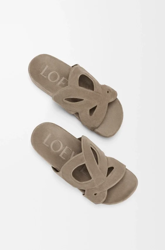Zamszowe klapki Ease z monogramem Zamszowe klapki Ease z monogramem