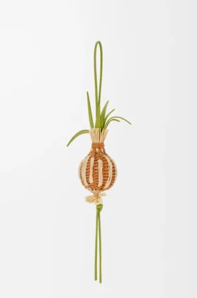 Zawieszka „Onion Sprout” z klasycznej skóry cielęcej i rafii Zawieszka „Onion Sprout” z klasycznej skóry cielęcej i rafii