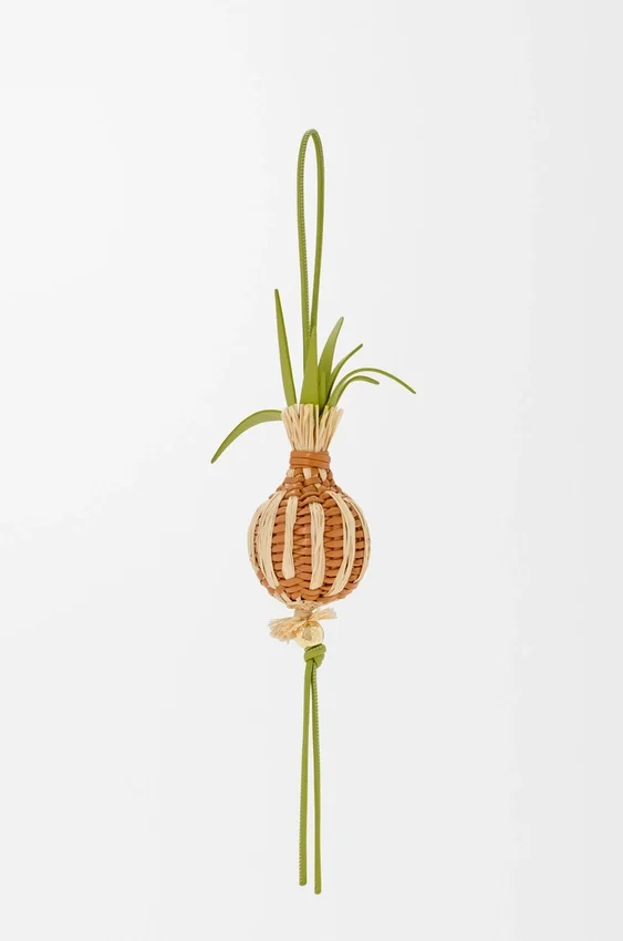 Zawieszka „Onion Sprout” z klasycznej skóry cielęcej i rafii Zawieszka „Onion Sprout” z klasycznej skóry cielęcej i rafii