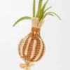 Zawieszka „Onion Sprout” z klasycznej skóry cielęcej i rafii Zawieszka „Onion Sprout” z klasycznej skóry cielęcej i rafii