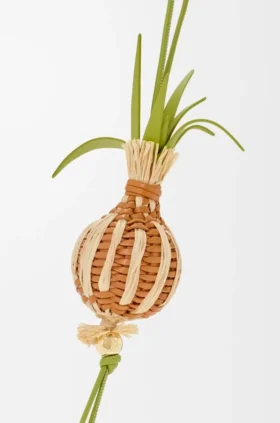 Zawieszka „Onion Sprout” z klasycznej skóry cielęcej i rafii Zawieszka „Onion Sprout” z klasycznej skóry cielęcej i rafii