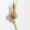 Zawieszka „Onion Sprout” z klasycznej skóry cielęcej i rafii Zawieszka „Onion Sprout” z klasycznej skóry cielęcej i rafii