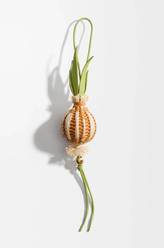 Zawieszka „Onion Sprout” z klasycznej skóry cielęcej i rafii Zawieszka „Onion Sprout” z klasycznej skóry cielęcej i rafii